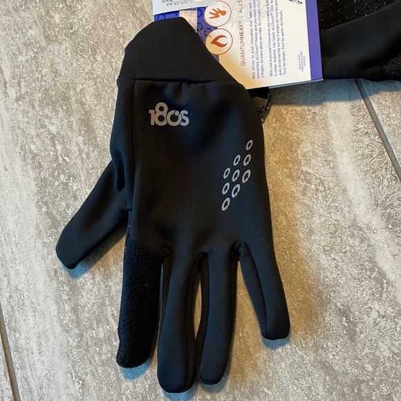 18oS Black Touch Screen Gloves - Picture 4 of 6